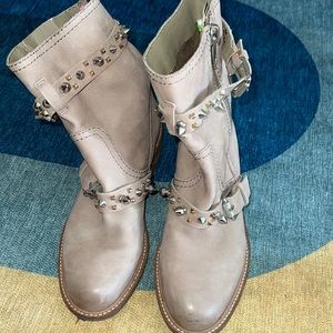 Sam Edelman rocker boot with stud detail. Size 7.5